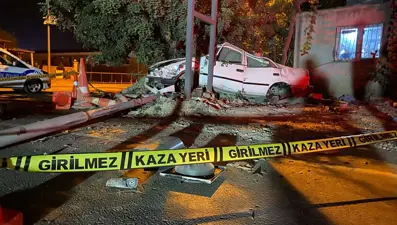 Osmaniye'de otomobil direğe çarptı: Genç sürücü hayatını kaybetti