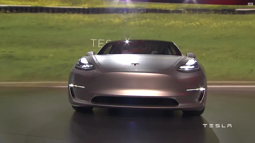 Tesla Model 3 görücüye çıktı 38