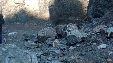 Yamaçtan kopan kaya parçaları yola düştü