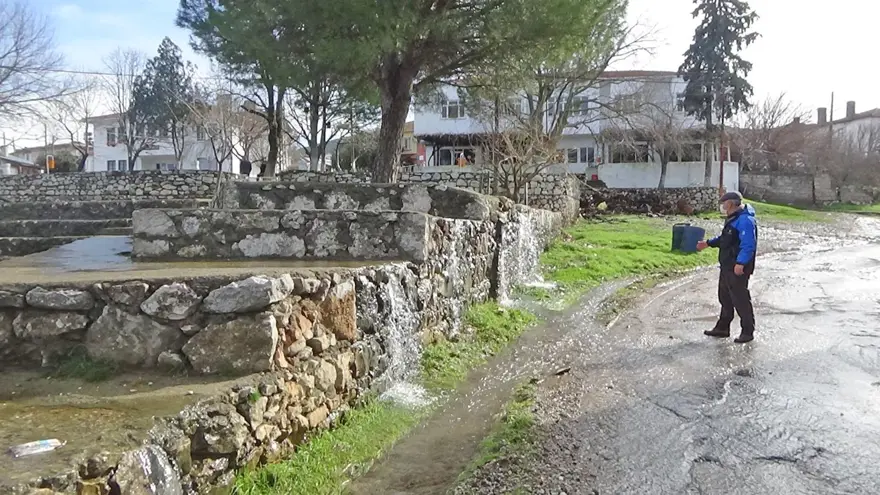 Kazdağları eteklerindeki köyün her yerinden su çıkıyor 