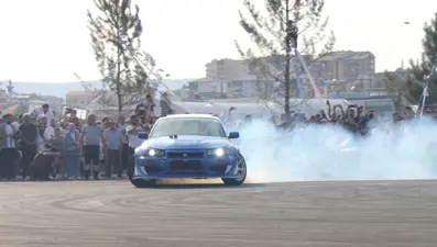 Sivas'ta drift pisti heyecanı: Gençler hünerlerini sergiledi