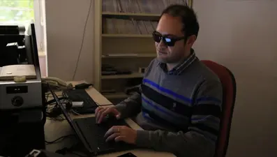 Kendisi de görme engelli olan Sarper Arıkan, yazılımlarıyla umut oluyor