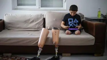 9 yaşındaki Aras'ın protez bacaklarına haciz geldi