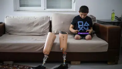 9 yaşındaki Aras'ın protez bacaklarına haciz geldi