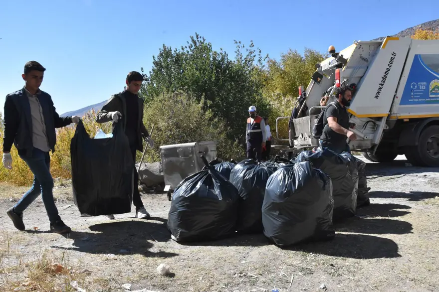 Nemrut Krater Gölü’nde sonbahar güzelliği eşliğinde çevre temizliği 23