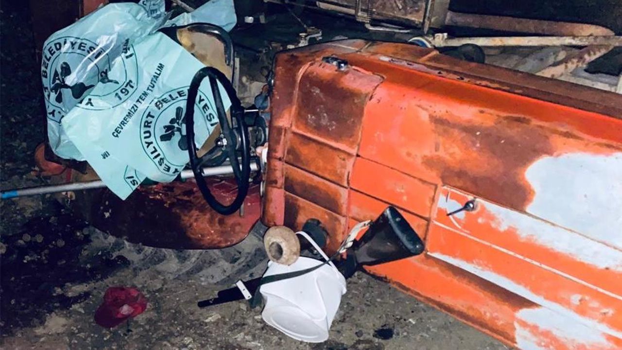 Devrilen traktörün şoförü öldü