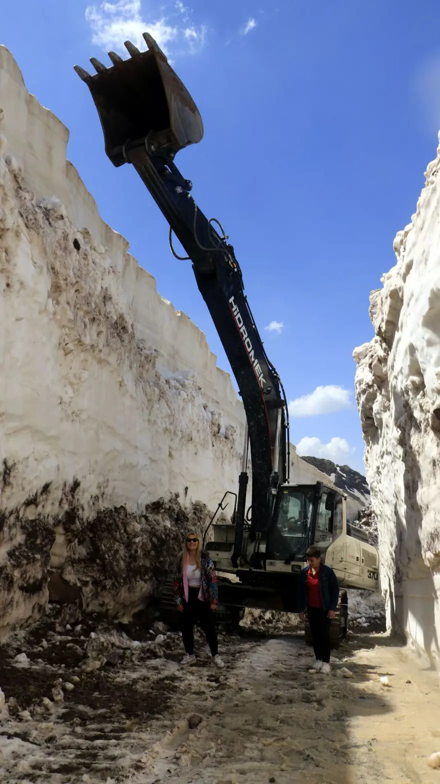 Yüksekova'da, mayıs sonu 8 metrelik karla mücadele 12