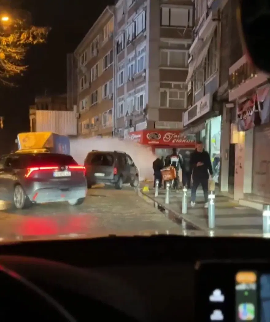 Kadıköy'de ana su şebekesi borusu patladı: 5 katlı bina tahliye edildi 1 Kadıköy'de ana su şebekesi borusu patladı: 5 katlı bina tahliye edildi 1