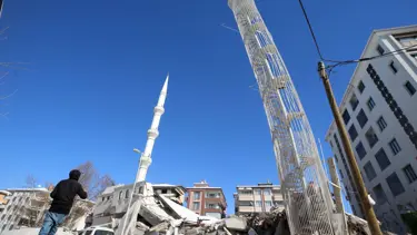 Beş katlı binanın yalnızca yangın merdiveni ayakta kaldı