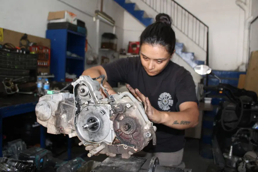 Eşi çırak bulamıyordu: 33 yaşındaki Hayriye Motor ustası oldu Eşi çırak bulamıyordu: 33 yaşındaki Hayriye Motor ustası oldu