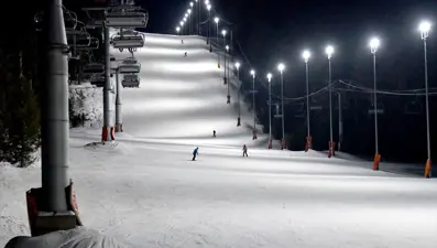 Sarıkamış'ta turistlerin yeni eğlencesi 'gece kayağı'