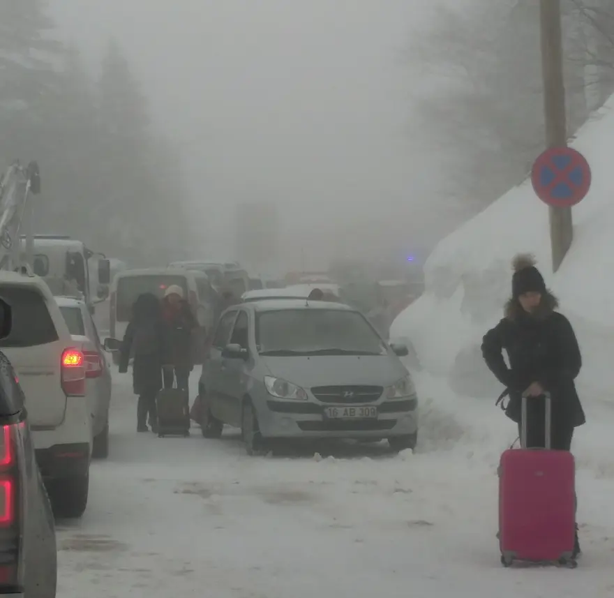 Tatilci akını Uludağ’da trafiği kilitledi 1