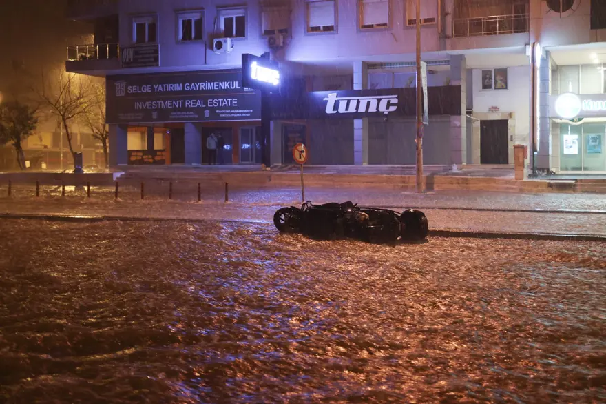 Antalya'da sel ve su baskını: 1 kişi yaşamını yitirdi, 3 ilçede okullar yarın da tatil (4 şehir için turuncu kodlu uyarı) 6