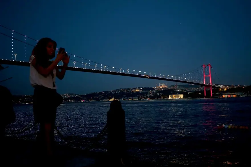 İstanbul'un tarihi simgeleri Milli Takım'a destek için Kırmızı-Beyaza büründü 8
