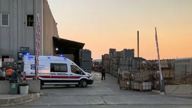 Fabrikadaki makineye sıkışarak can verdi