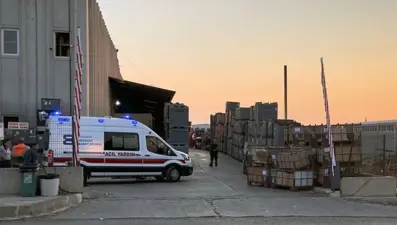 Fabrikadaki makineye sıkışarak can verdi