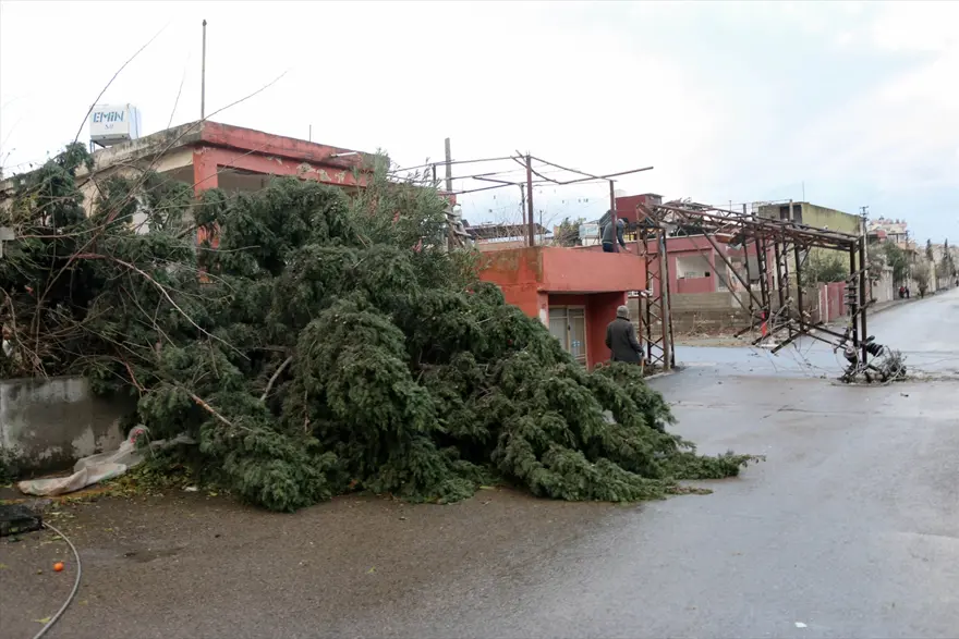 Fırtına nedeniyle 2 TIR devrildi 4