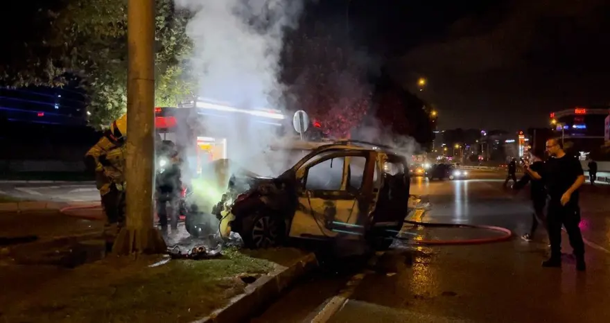 Bursa'da kaza: Direğe çarpan araç alev aldı, 1 kişi yaralandı 