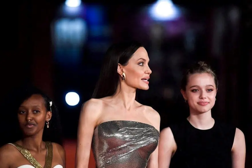 Angelina Jolie ile Brad Pitt'in kızı profesyonel dansçı oldu! Sahne adı bile var 1 Angelina Jolie ile Brad Pitt'in kızı profesyonel dansçı oldu! Sahne adı bile var 1