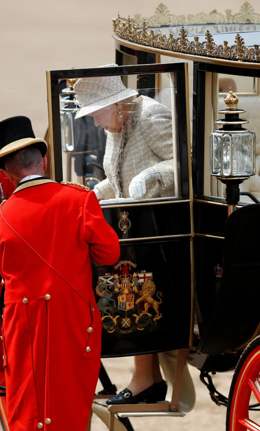 Kraliçe 2. Elizabeth için resmi geçit (93. doğum günü) 7