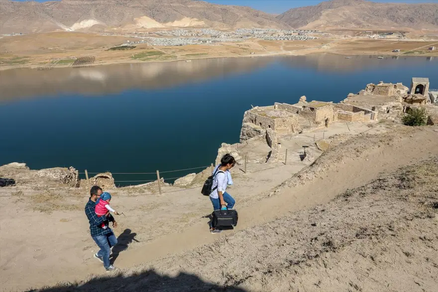 Arkeolog çiftin bebeği Sarya Hasankeyf kazı ekibinin neşe kaynağı oldu 25 Arkeolog çiftin bebeği Sarya Hasankeyf kazı ekibinin neşe kaynağı oldu 25