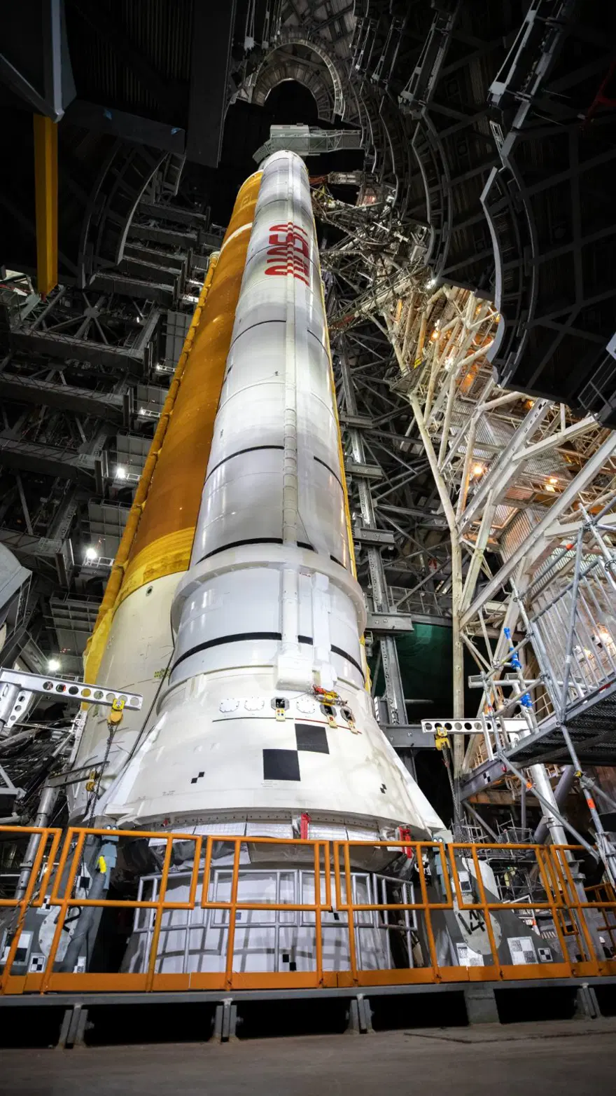 NASA Ay görevi için inşa edilen dev roketi, ilk kez fırlatma rampasına taşıyacak 4