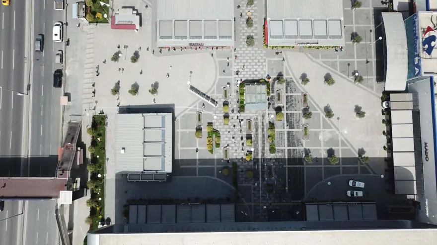 AVM önünde yine uzun kuyruklar oluştu 14 AVM önünde yine uzun kuyruklar oluştu 14