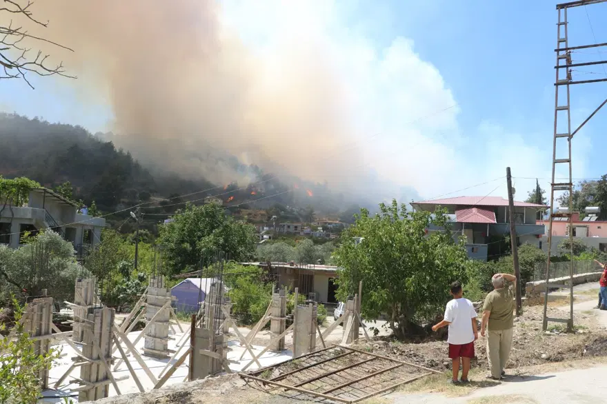 Hatay ve İzmir'de orman yangını 1 Hatay ve İzmir'de orman yangını 1