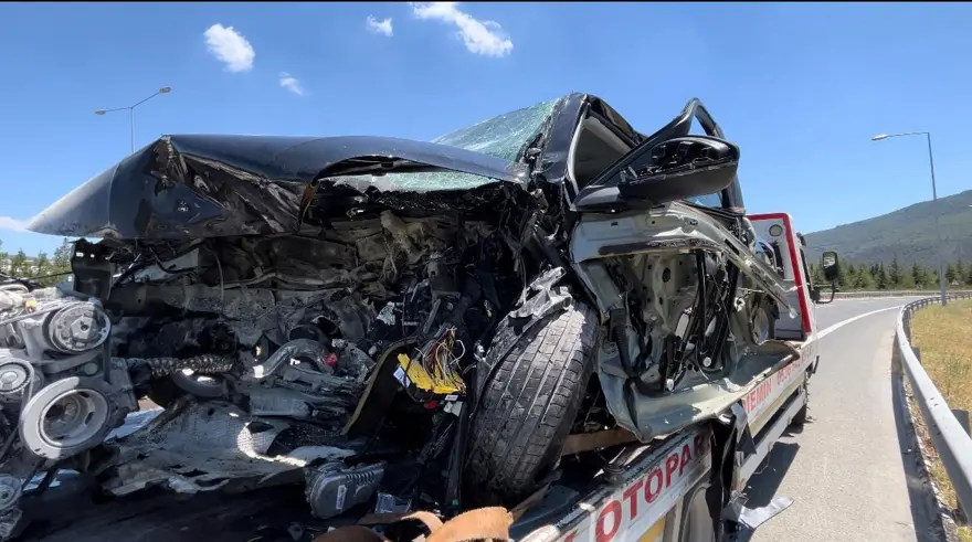 Bursa’da feci kaza:Otomobilin motoru yerinden fırladı, sürücü öldü 3