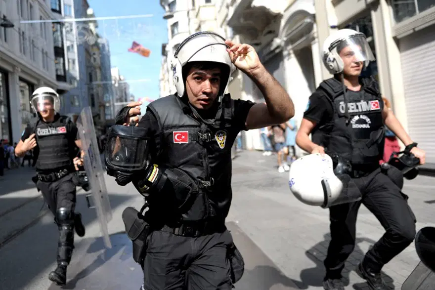 Taksim'deki LGBT Onur Yürüyüşü'ne polis müdahalesi 15