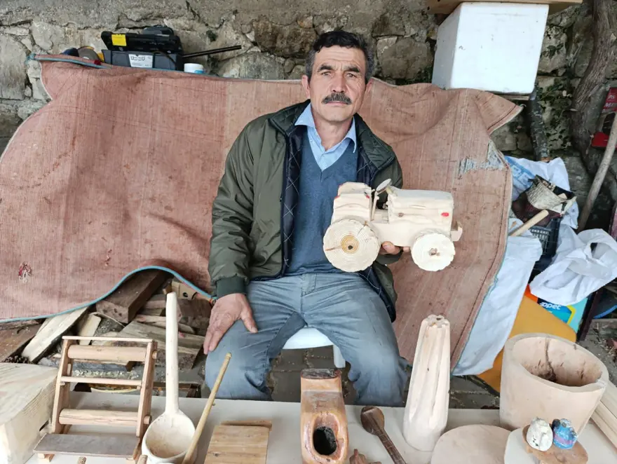 15 yıldır usta elleriyle ağaca şekil veriyor: Çalışırken her şeyi unutuyorum 