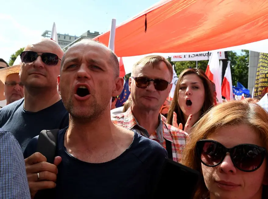 Polonya'da anayasada değişiklik protesto edildi 6