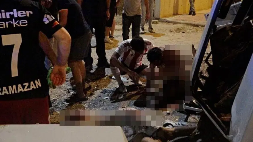 Antalya'da otomobiller kafa kafaya çarpıştı: Ortalık savaş alanına döndü 8 Antalya'da otomobiller kafa kafaya çarpıştı: Ortalık savaş alanına döndü 8