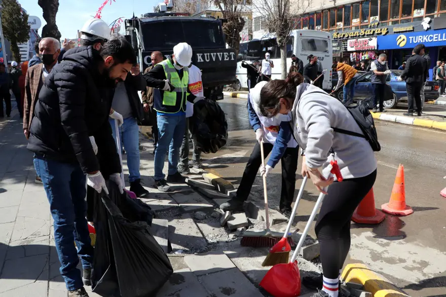 Van’da olaylar sona erdi, yapılan çağrılarla sokaklartemizlenmeye başlandı 3 Van’da olaylar sona erdi, yapılan çağrılarla sokaklartemizlenmeye başlandı 3