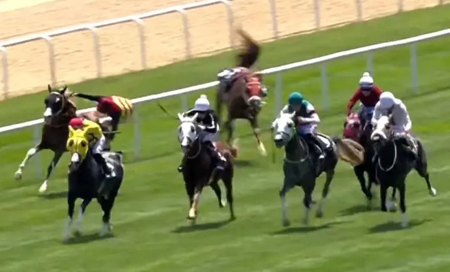 Ankara'da hipodromda atlar çarpıştı: 2 jokey yaralandı 2 Ankara'da hipodromda atlar çarpıştı: 2 jokey yaralandı 2