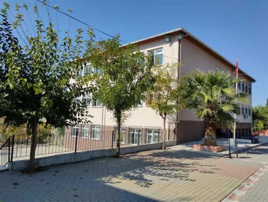 Manisa’daveli sınıfı bastı, ders sırasında öğretmene saldırdı 