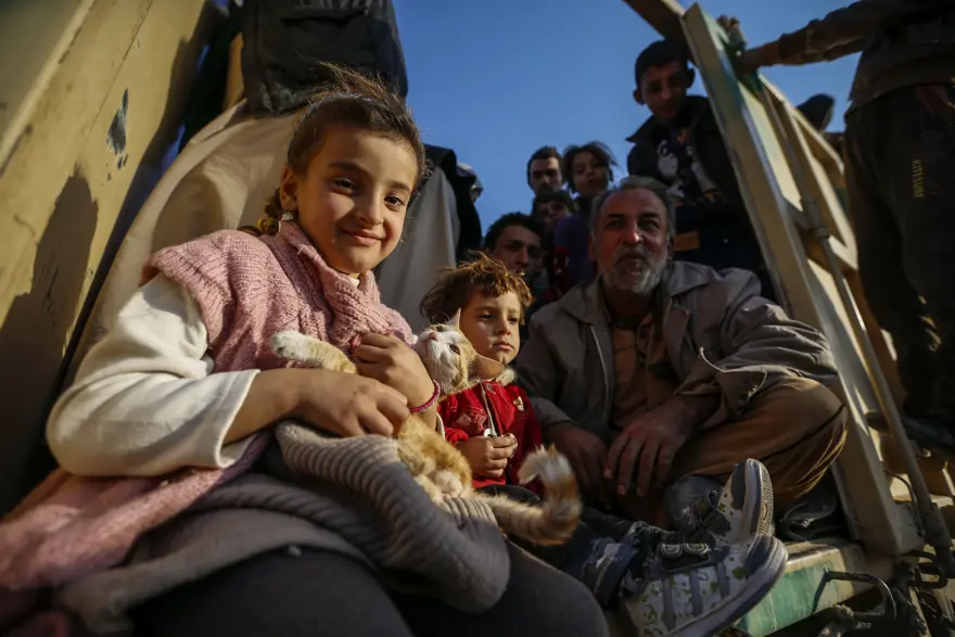 Savaştan minik kedisiyle kaçtı 3