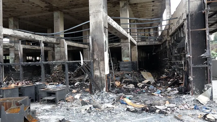 15 saat boyunca yandı: Trabzon'da altı katlı AVM küle döndü 4 15 saat boyunca yandı: Trabzon'da altı katlı AVM küle döndü 4