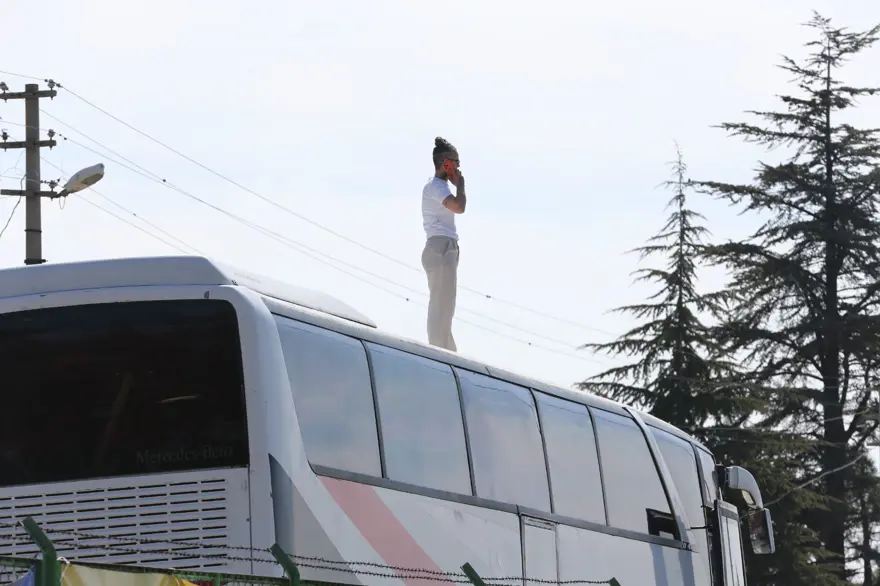 Yeşil sahada görülmemiş olay: Cezalı antrenör, takımını otobüsün üzerinden yönetti 3