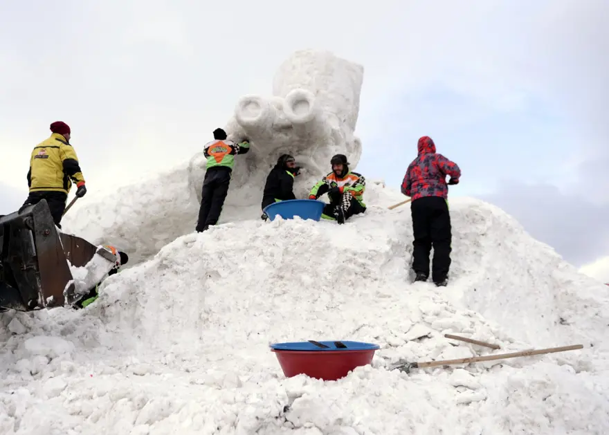 Çıldır'daki buz festivali için kardan devasa Atatürk heykeli yapılıyor 2