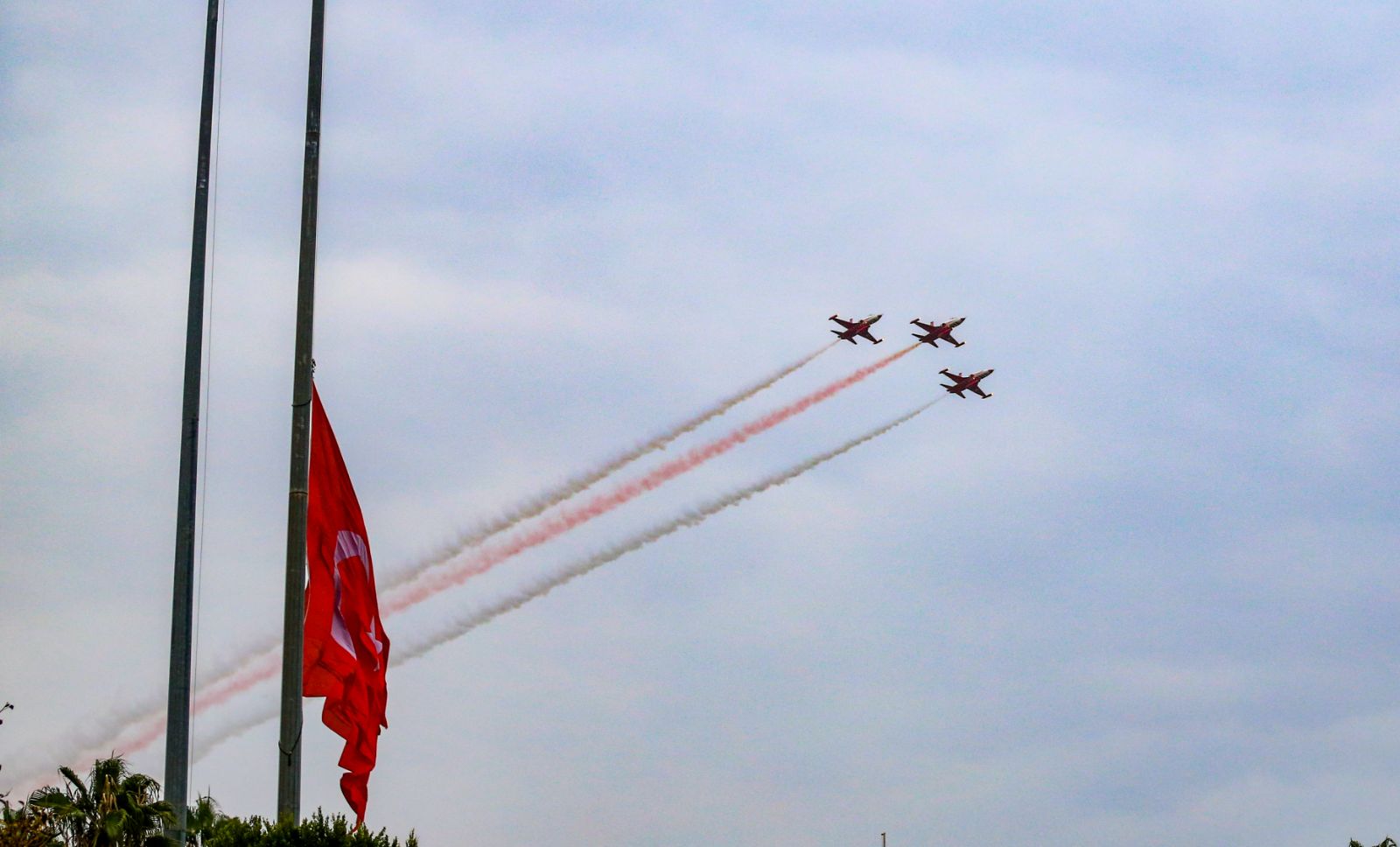 TürkYıldızları’ndan Antalya’da Ata’ya saygı uçuşu