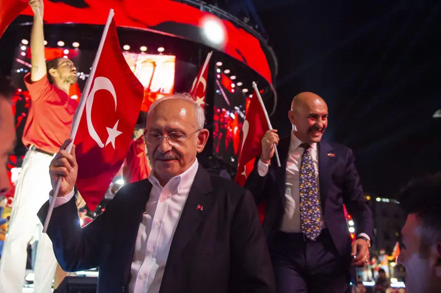 İzmir’de kurtuluş günü coşkusu: Tarkan konserine yüz binlerce kişi akın etti 32