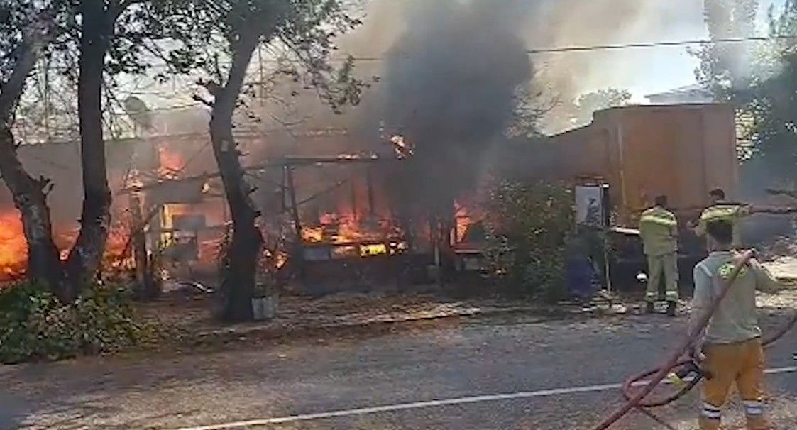 Antalya'da terk edilmiş baraka alev topuna döndü