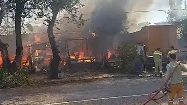 Antalya'da terk edilmiş baraka alev topuna döndü