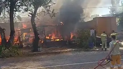 Antalya'da terk edilmiş baraka alev topuna döndü