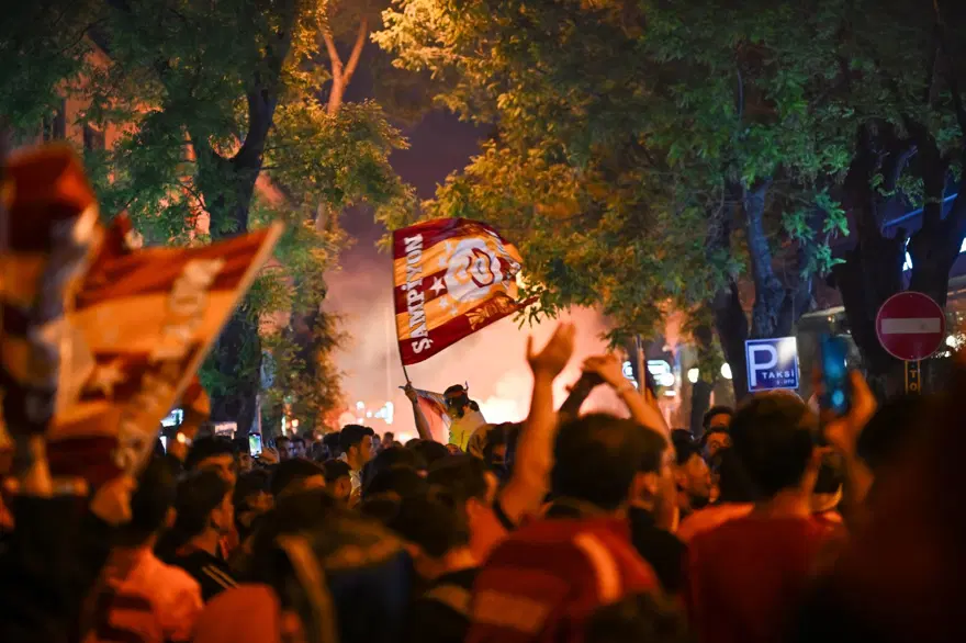 Galatasaray taraftarı sokağa döküldü 2 Galatasaray taraftarı sokağa döküldü 2
