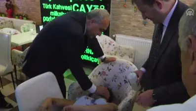 Bakan Fakıbaba, bayılan kadına ilk müdahaleyi yaptı