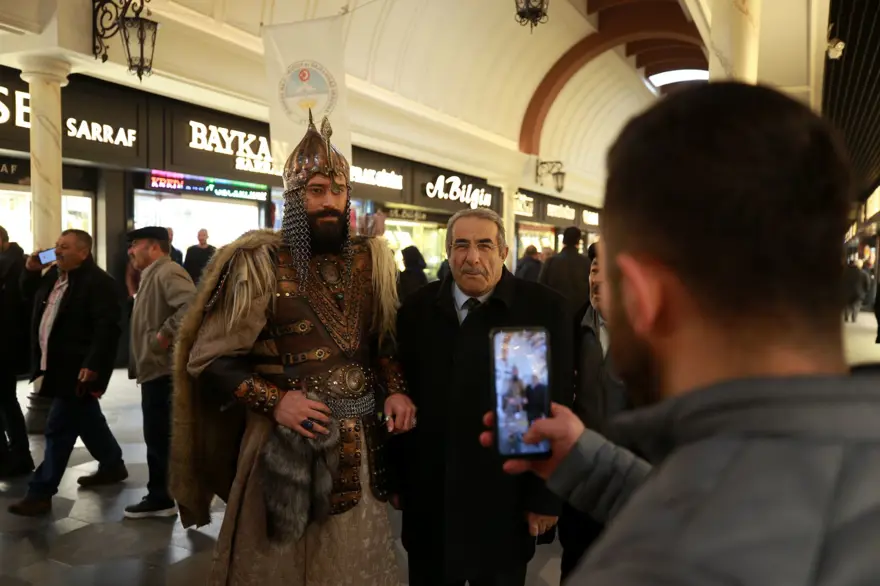 Giydiği kıyafeti çizme, yüzük, kılıç kınıyla tamamlıyor: 33 yaşındaki Gezer alp kıyafetliyle ilgi çekiyor 24