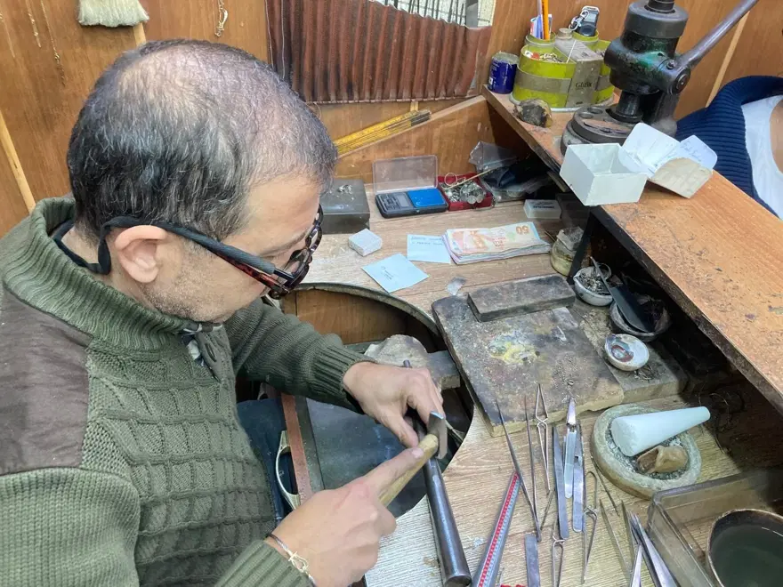 Aydın’ın tek kadın kuyumcusu tezgaha geçti! ''Bugüne kadar hep erkek mesleği olarak gördük'' 1 Aydın’ın tek kadın kuyumcusu tezgaha geçti! ''Bugüne kadar hep erkek mesleği olarak gördük'' 1