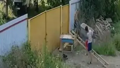 El arabasını duvarın üzerinden geçirmek için her şeyi denediler